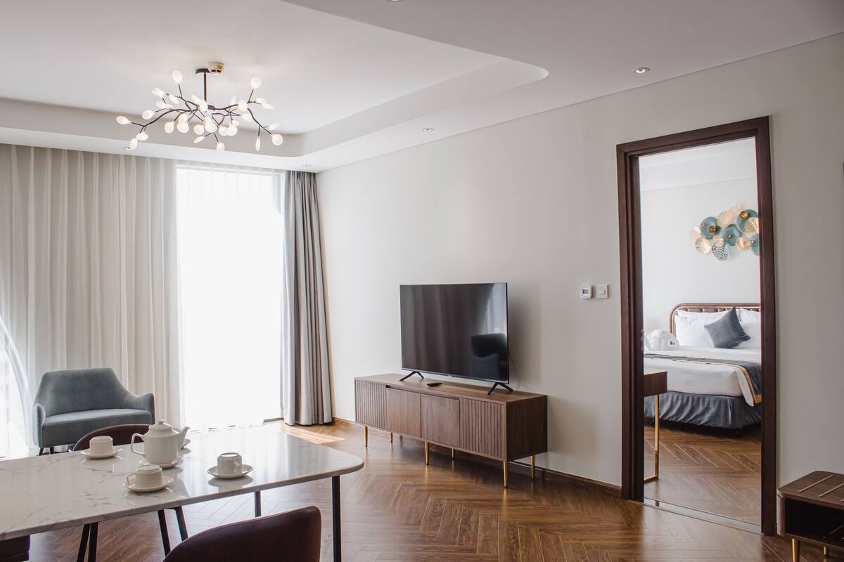 Studio (Grand Tourane Suite Apartment) | Minibar, espace de travail pour ordinateurs portables