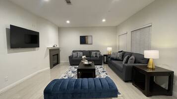 TV connectée, cheminée, table de tennis de table, écrans d'ordinateur