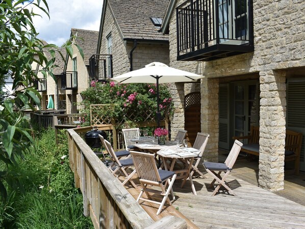 Outdoor dining - Bridge House (Cirencester)