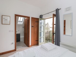 4 bedrooms, individually decorated, individually furnished, free WiFi - Bridge House (Cirencester)