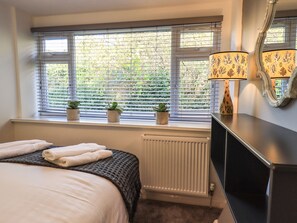 2 Schlafzimmer, individuell dekoriert, individuell eingerichtet
