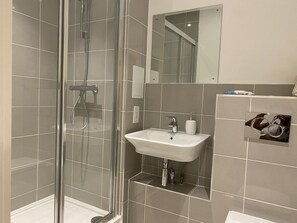 Apartment | Bathroom | Shower, hair dryer, towels - Cosy Stunning two Bed Apartment With Balcony (Ilford)