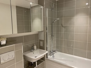 Apartment | Bathroom - Cosy Stunning two Bed Apartment With Balcony (Ilford)