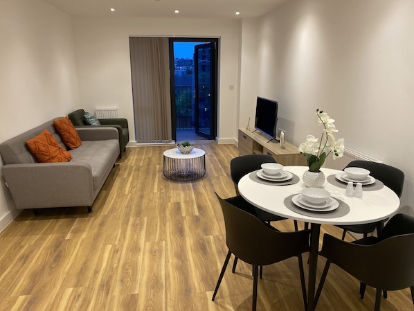 Apartment | Dining - Cosy Stunning two Bed Apartment With Balcony (Ilford)