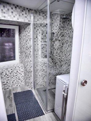 Studio (Studio Apartment) | Salle de bain | Douche, serviettes fournies