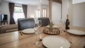 32-inch TV with cable channels, fireplace