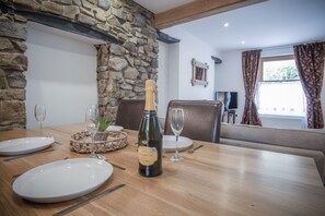 32-inch TV with cable channels, fireplace - Church Terrace - 3 Bedroom Cottage - Saundersfoot (Saundersfoot)