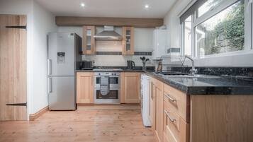 Full-size fridge, microwave, oven, stovetop