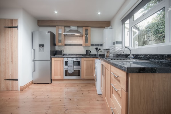 Full-size fridge, microwave, oven, stovetop