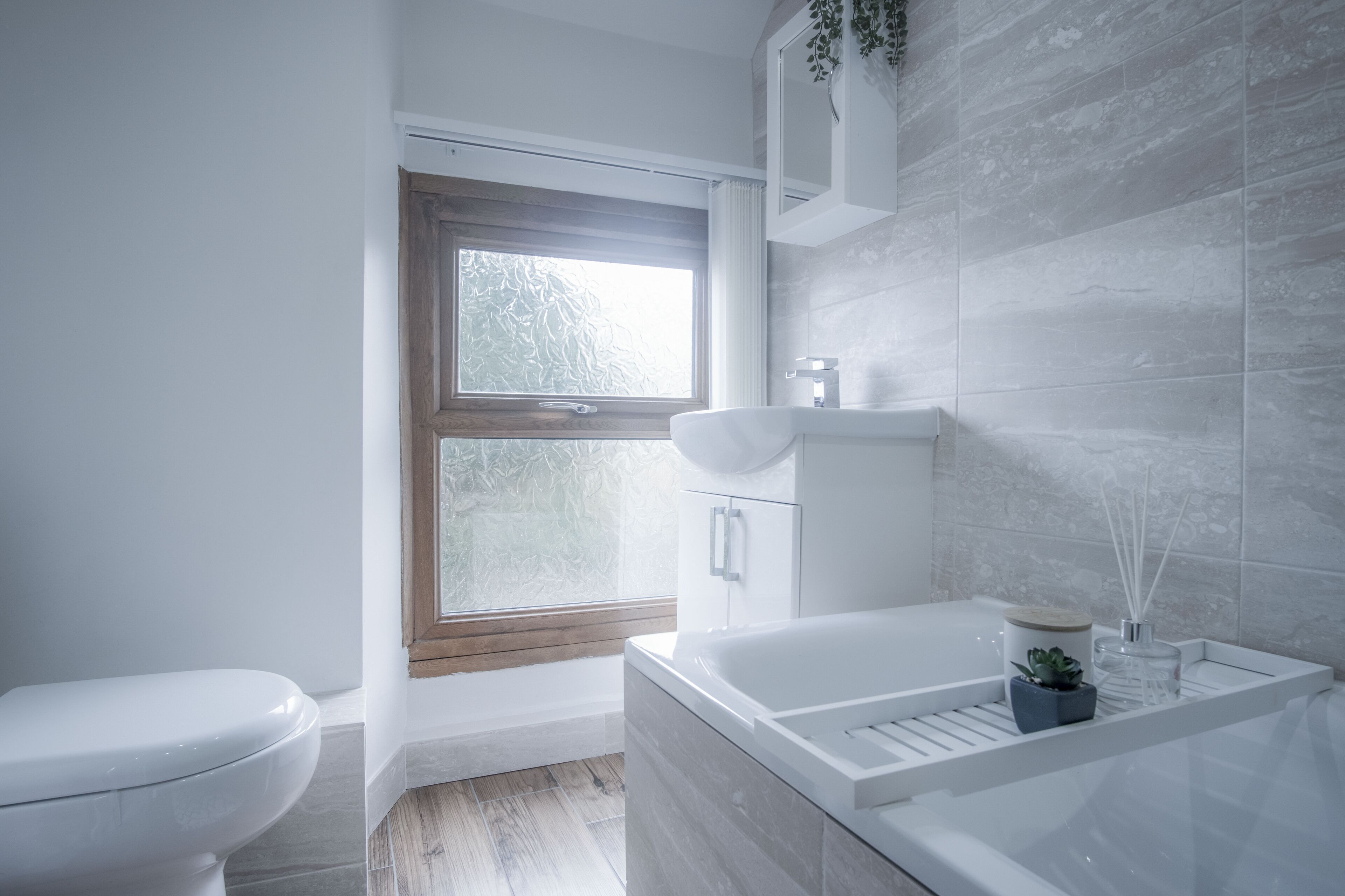 Combined shower/tub, towels