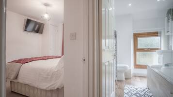 3 bedrooms, premium bedding, free WiFi, bed sheets