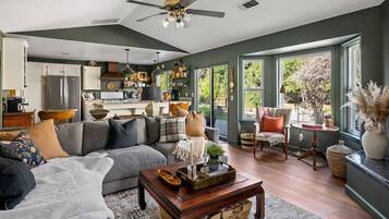 Smart TV, chimenea, videojuegos y futbolito