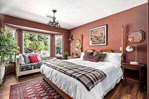 4 soverom, skrivebord, strykejern/-brett og reiseseng for barn