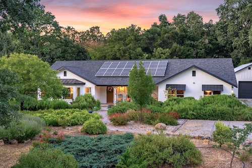 Château Vigne: Luxe retreat, Hot Tub, plunge pool, Outdoor movies, game room, EV