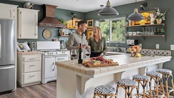 Køleskab, mikrobølgeovn, ovn, kogeplade