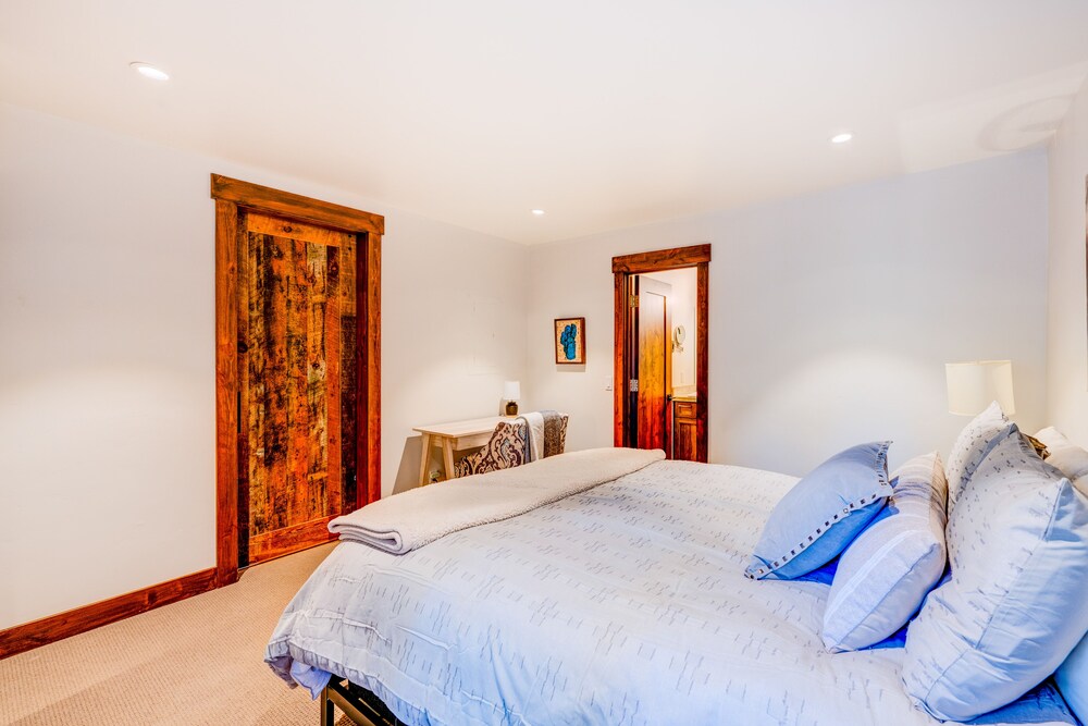 Bright condo close to the bay with fireplace, grill, and W/D dog