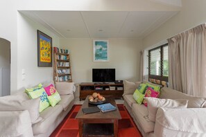 Smart TV, DVD player, books - Muri Beach Villa (Ngatangiia District)