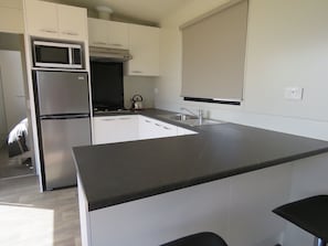 Kühlschrank, Mikrowelle, Herdplatte, Wasserkocher