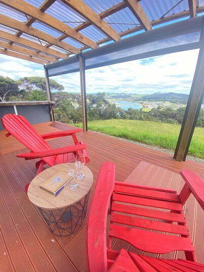 KiwiScenic -Modern intimate romantic hideaway or work away from home.