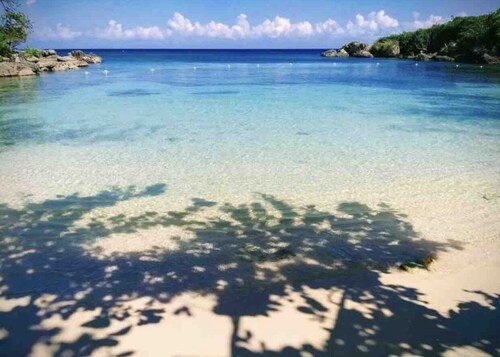 Orchid Botans w/private chef and beach 2 mins from shopping and food