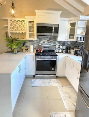 Frigorífico, microondas, horno y placa de cocina
