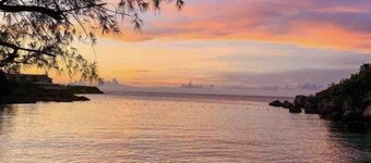 Orchid Botans w/private chef and beach 2 mins from shopping and food