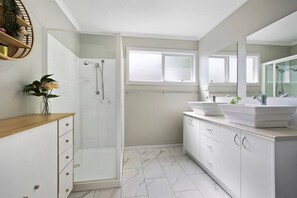 Ilmaiset hygieniatuotteet, hiustenkuivaaja, pyyhkeet