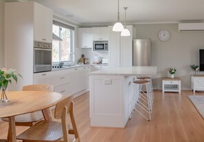 Een koelkast, een microgolfoven, een oven, een kookplaat