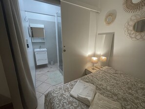 1 chambre, fer et planche à repasser, Wi-Fi gratuit, draps fournis