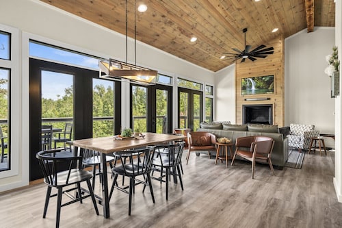 Luxury/Hot-Tub/WiFi - A Red River Barnhouse