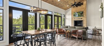 Luxury/Hot-Tub/WiFi - A Red River Barnhouse