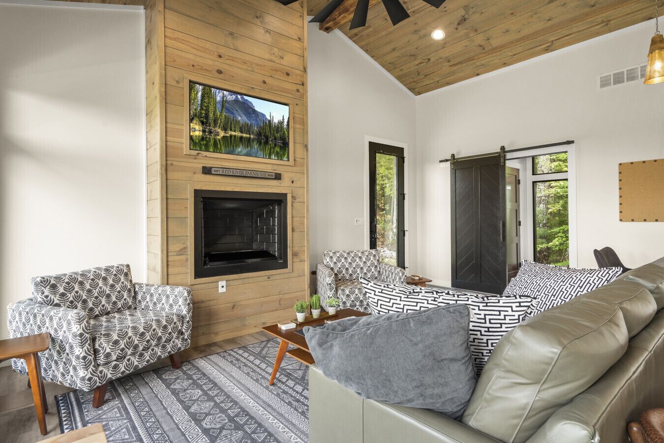 Una Smart TV, una chimenea, un reproductor estéreo