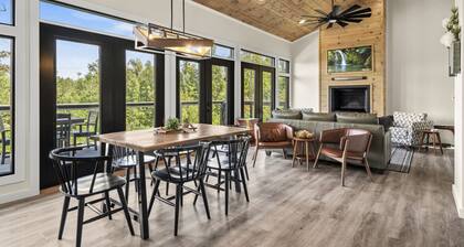 A Red River Barnhouse- Hot tub, Firepit, Gas Fireplace