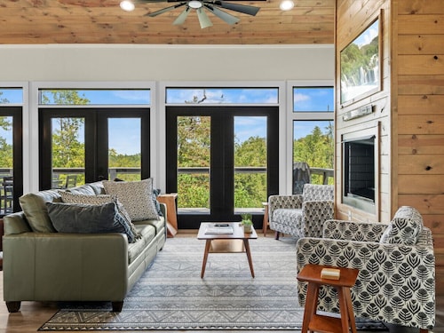 A Red River Barnhouse- Hot tub, Firepit, Gas Fireplace