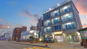 A multi-story building with a sign reading 'Bird Island.' - Sokcho Bird Island Pension (Sokcho)