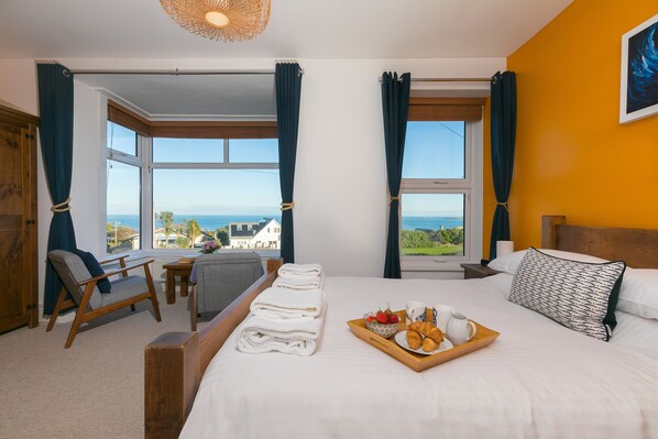 3 habitaciones, decoración personalizada y muebles diferentes 