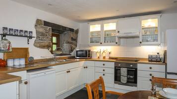 Cottage | Dapur pribadi | Lemari es, mesin pencuci piring, dan peralatan masak/sendok-piring