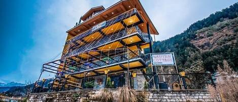 Vista frontal de la propiedad