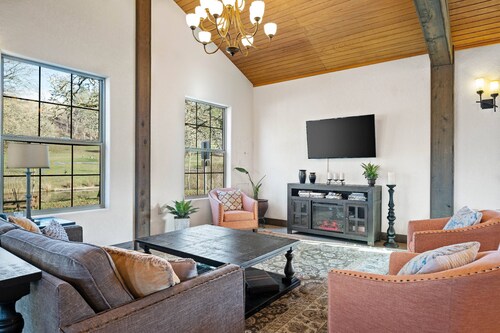Picturesque Lakeside Setting, Patio Seating w Fire-Pit, Surrounded by Vineyards, On Solena Estate