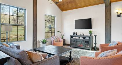 Picturesque Lakeside Setting, Patio Seating w Fire-Pit, Surrounded by Vineyards, On Solena Estate