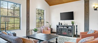 Picturesque Lakeside Setting, Patio Seating w Fire-Pit, Surrounded by Vineyards, On Solena Estate