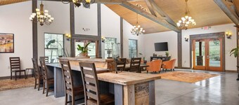 Picturesque Lakeside Setting, Patio Seating w Fire-Pit, Surrounded by Vineyards, On Solena Estate