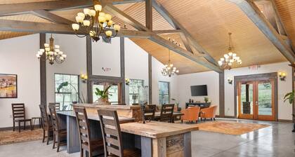 Picturesque Lakeside Setting, Patio Seating w Fire-Pit, Surrounded by Vineyards, On Solena Estate