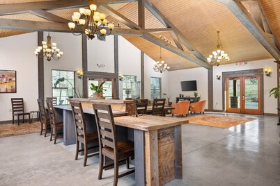 Picturesque Lakeside Setting, Patio Seating w Fire-Pit, Surrounded by Vineyards, On Solena Estate