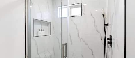 Séchoir à cheveux, serviettes fournies, savon, shampooing