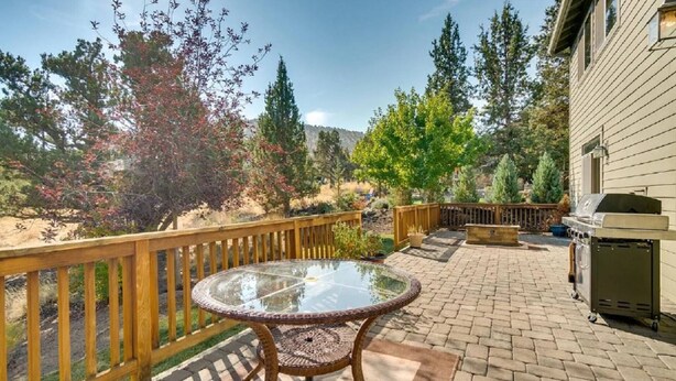 Outdoor dining - Fantastic Eagle Crest Home, Resort Pool, Fitness Center, Golf, Pickleball, Fireplace, Quiet Street (Redmond)
