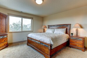 5 bedrooms, desk