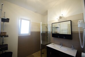 Shower, hair dryer, towels