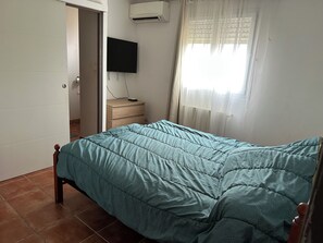 4 bedrooms, iron/ironing board, WiFi, bed sheets