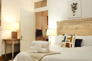 2 Schlafzimmer, Schreibtisch, Bügeleisen/Bügelbrett, Reisekinderbett